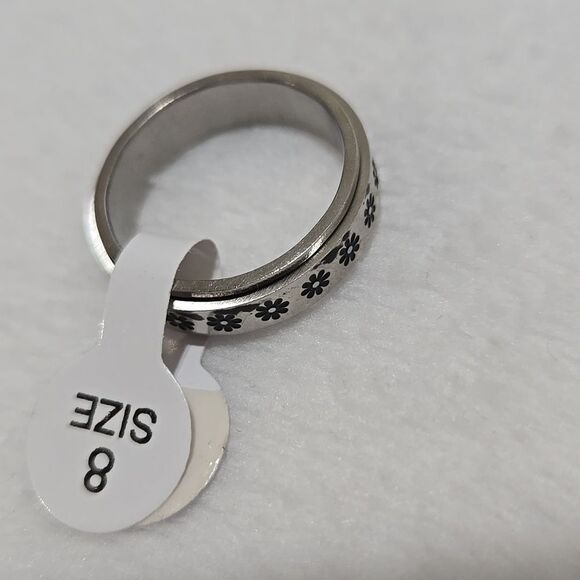 Silver Floral Pattern Ring - Picture 3 of 4